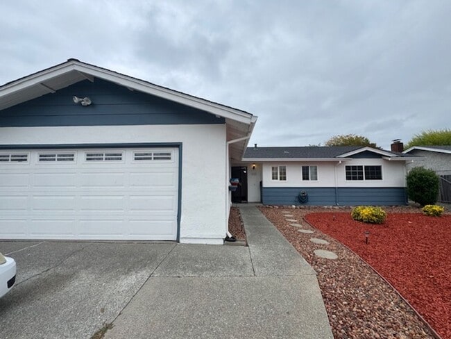 Beautiful 4 Bedroom House Available Now! - Beautiful 4 Bedroom House Available Now!