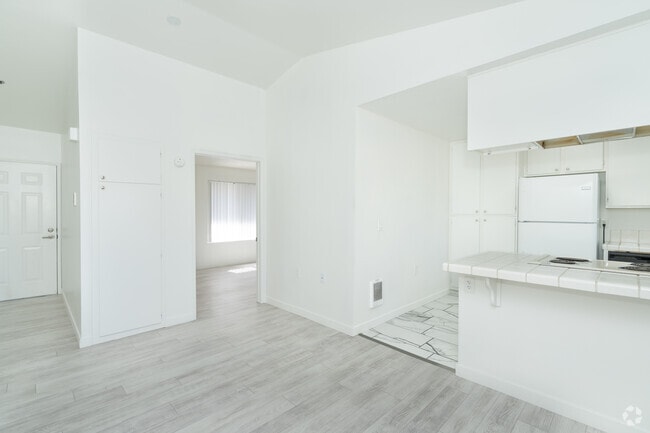 1BD, 1BA - 540SF - Living room