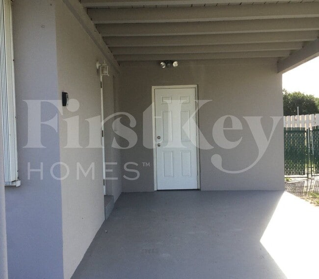 Photo - 900 W Bloxham St