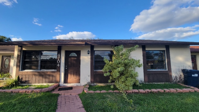 Building Photo - 4704 SW 136th Pl Rental