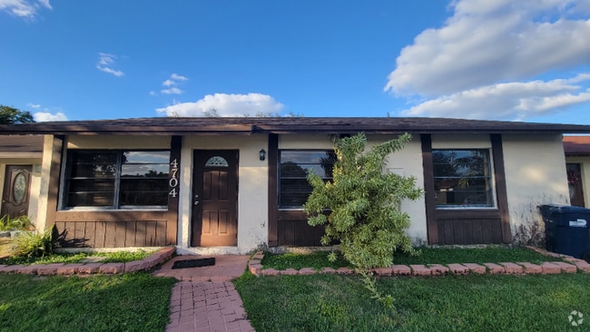 Building Photo - 4704 SW 136th Pl Rental