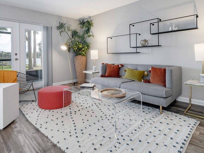 Paquete de interior recientemente renovado - Liv at Winter Park Apartment Homes