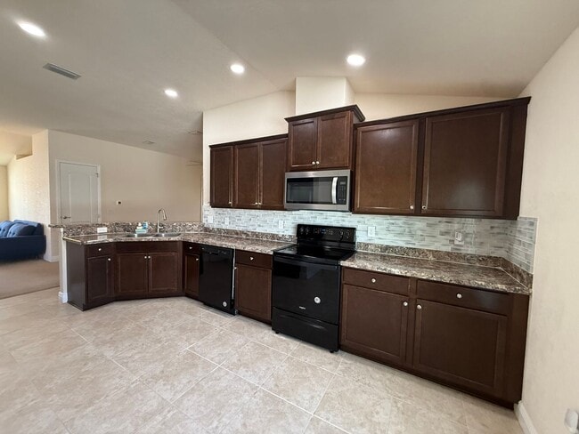 585 W Runyon Loop