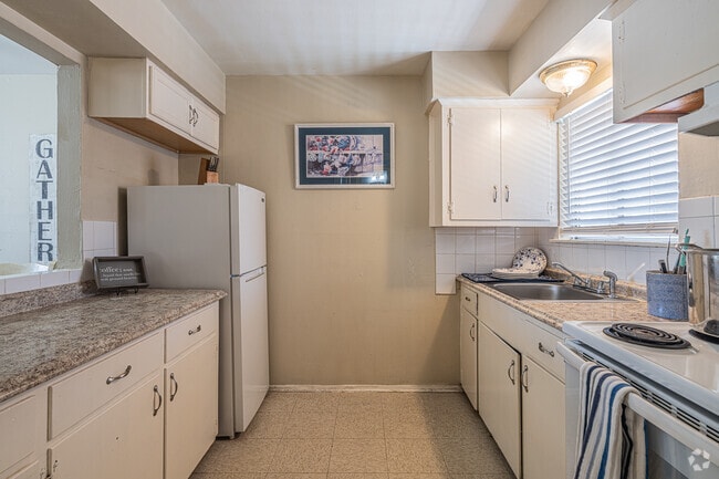 1BR, 1BA - 750SF