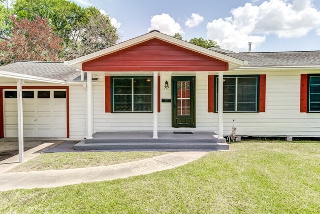 Photo - 305 Yaupon St
