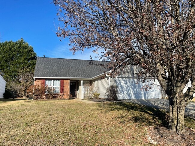 Building Photo - Must see this Adorable 3 bedroom 2 bath 2 garage home . Located in the Reedy Creek Plantation