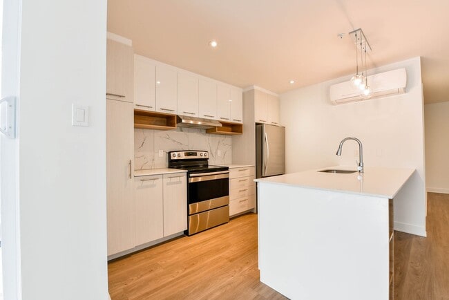 Building Photo - 9675 Av. Papineau Unit 5