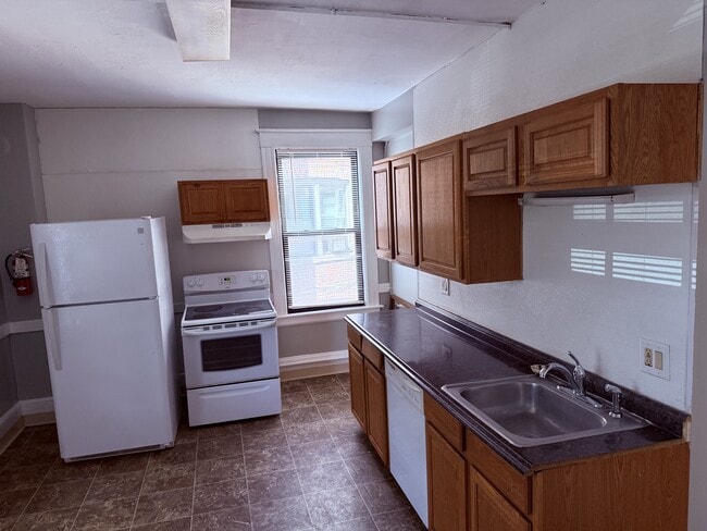 Building Photo - 14 E Main St Rental