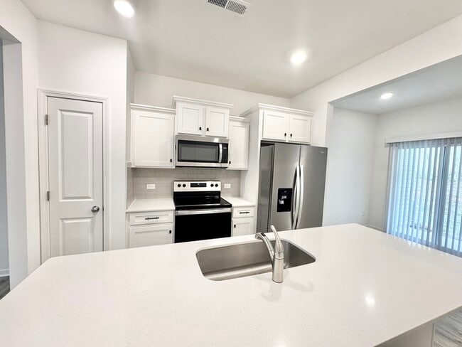 Photo - beautiful 2 br 2.5 ba townhome with covered front porch close to I-85