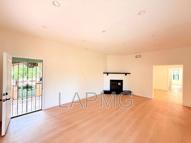 Photo - 6130 Whitsett Ave