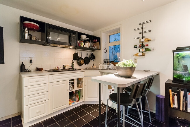 Photo - 1517 Comox St Unit 5