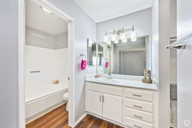 2BR, 2BA - 1010SF - Primary Bathroom