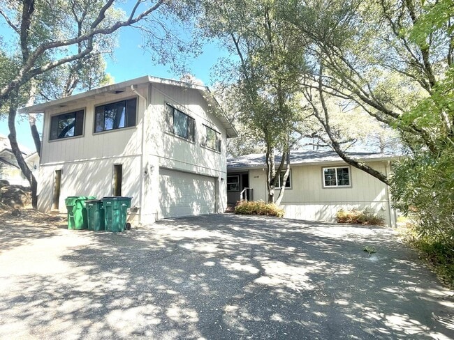 Building Photo - 3/2 plus a large bonus room-Home on golf c...