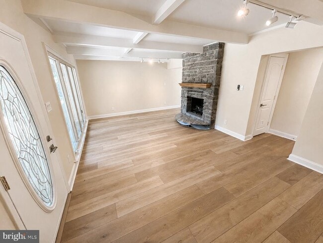 Photo - 425 Woodhill Rd