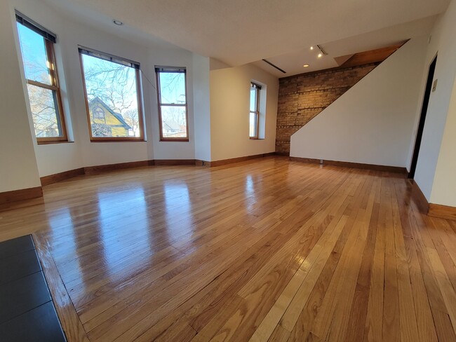 Photo - Charming Vintage Second Floor Duplex with In-Unit Laundry in Heart of Oak Park Unit 2F