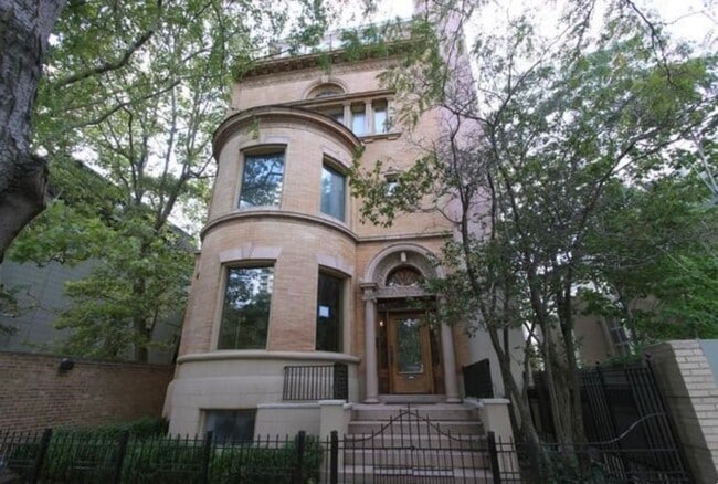 Building Photo - 1352 N La Salle Dr Unit G
