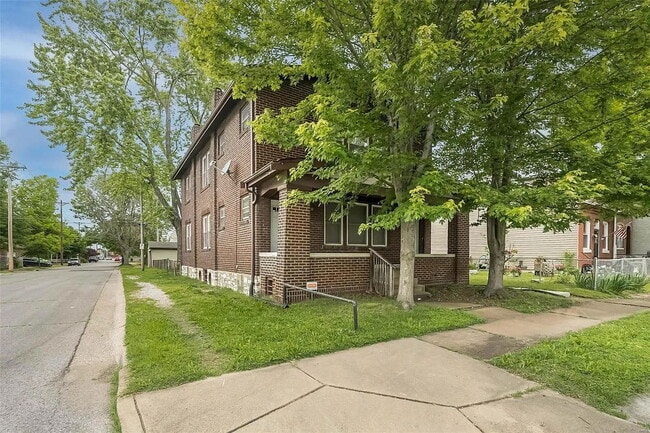 Building Photo - "Charming 2-Bed/ 1 bath 2nd Floor Retreat on Pennsylvania Avenue – with wood floors and a usable ...