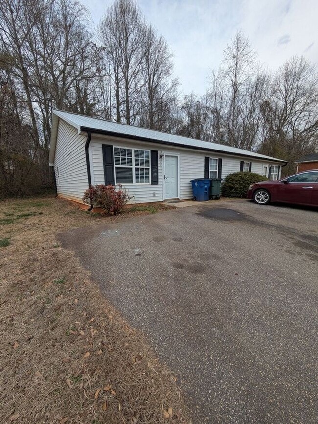 Building Photo - 2BD/1BA Duplex in Conover, NC