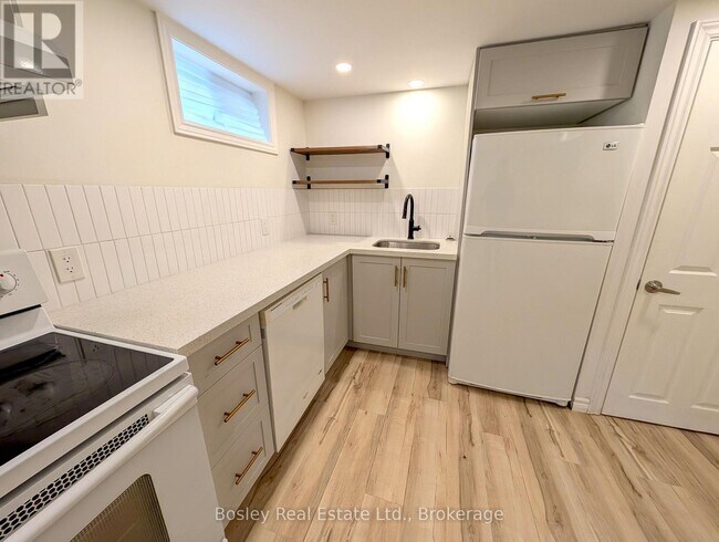 Photo - 102 Kensington St
