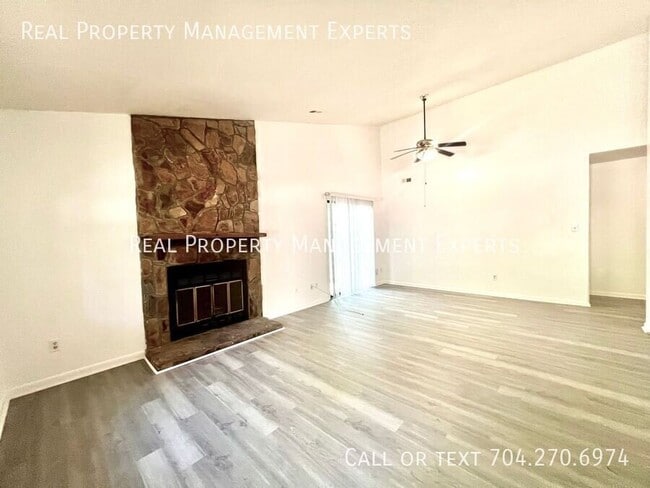 Photo - 723 Cricketwood Ln