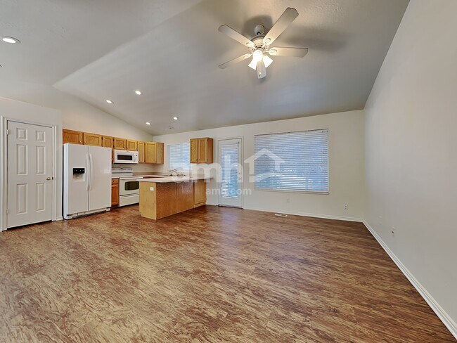 Photo - 1979 Airport Dr