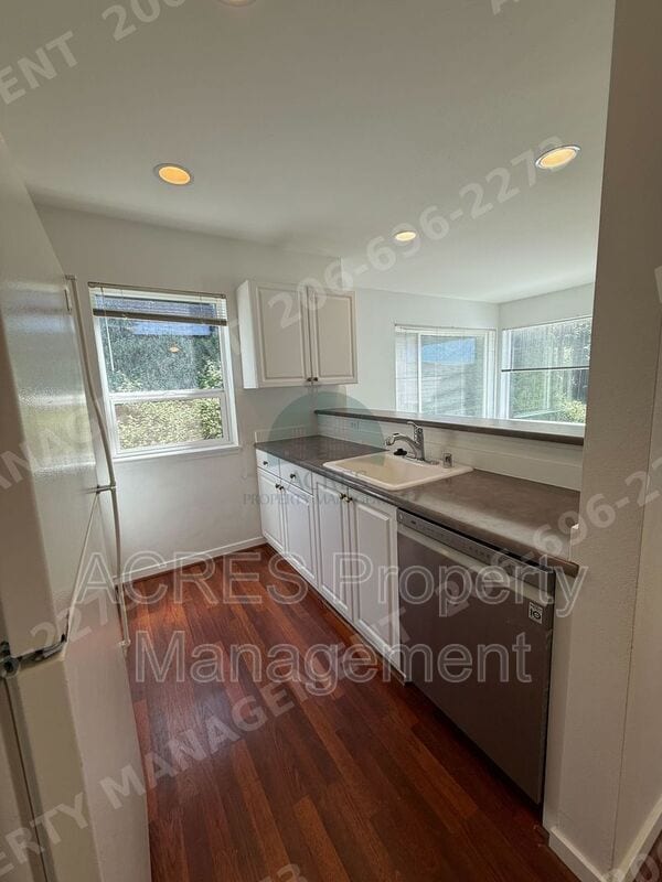 Building Photo - 524 6th Ave W Unit Apt 309