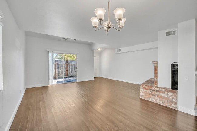 Photo - 4255 Taylor St