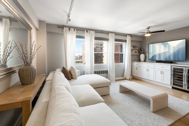 Photo - 2909 N Sheridan Rd