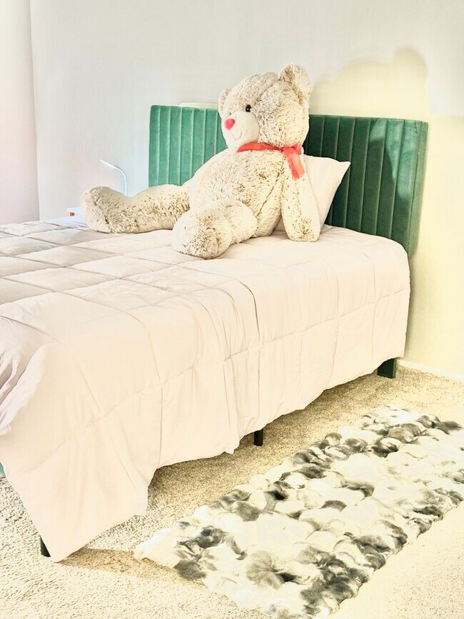 Master bedroom - 1072 Maywood Ln Unit 36