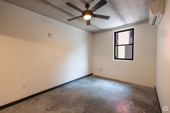 2BR, 2BA - 975SF