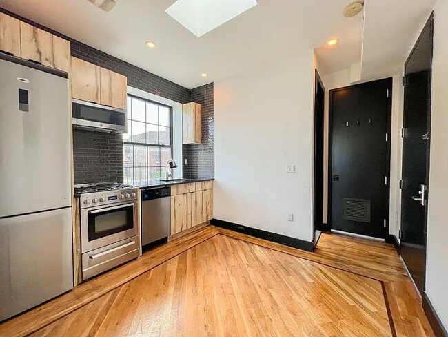 Building Photo - "Charming 1-Bedroom Retreat in Prime Brooklyn Location – Your Urban Oasis Awaits!"