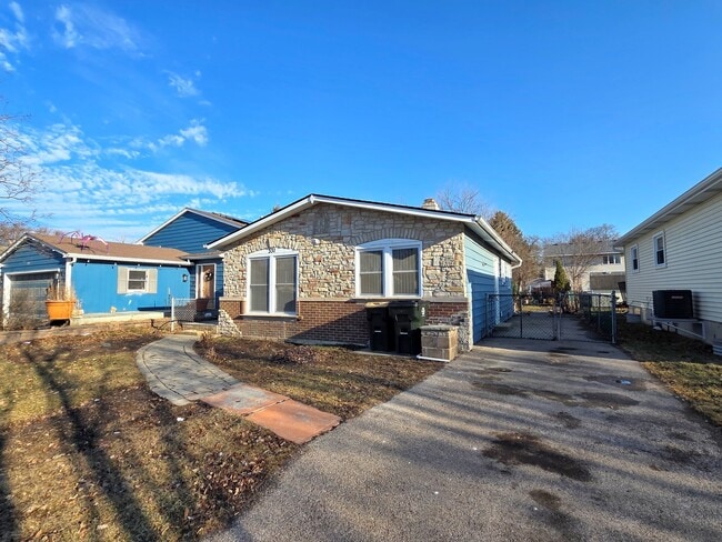 Building Photo - 331 Lawn Terrace