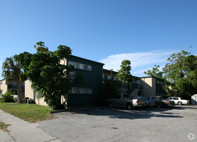 Building Photo - 5233 Tamiami Trl Rental