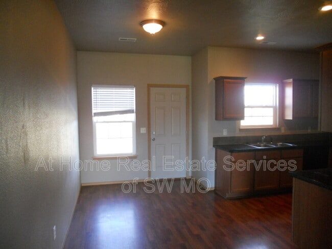 Photo - 650 Rilynn Ave