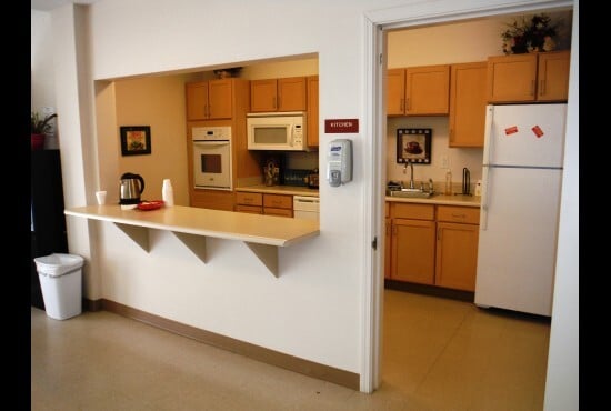 Habitación de cocina del complejo - Buckley Square Senior Apartments