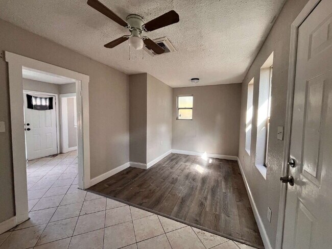 Photo - 2 Bedroom and 1 Bathroom apartment Unit B