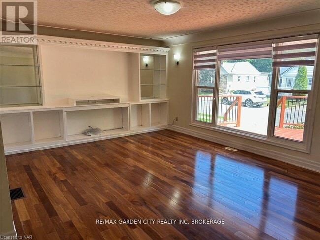 Photo - 834 David St