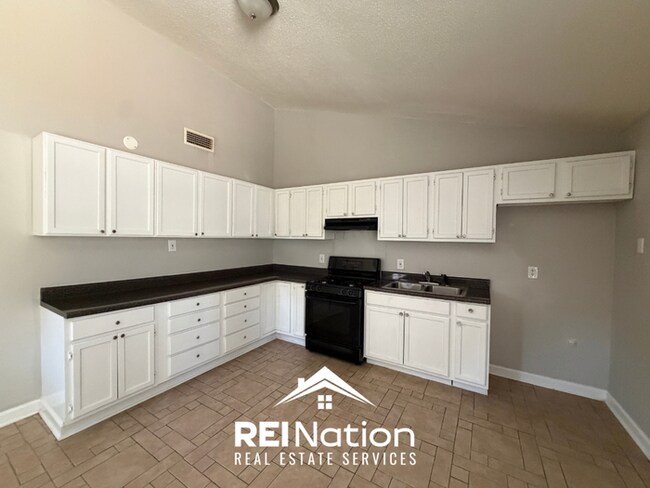 MEMPHIS MUST-SEE! | High Vaulted Ceilings & Fenced Yard | 3 Bed / 2 Bath