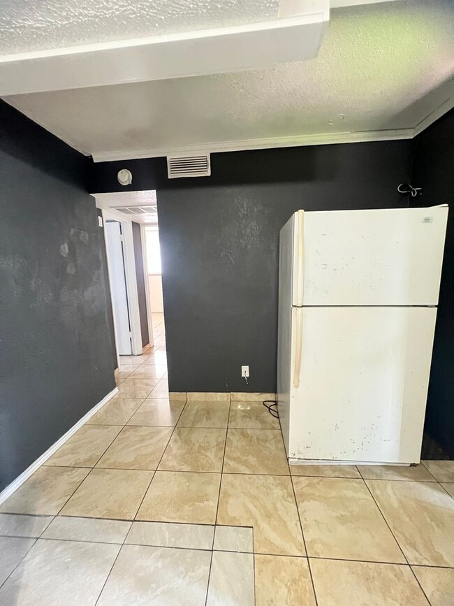 Photo - Downstairs 2 Bed / 1 Bath Apartment ALL UTILITIES INCLUDED Unit 105