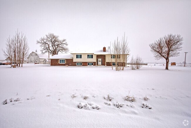 Building Photo - Home with amazing views!