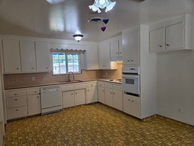 Photo - 940 Julian St