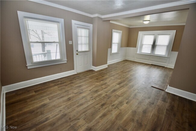 Photo - 583 Victoria Ave