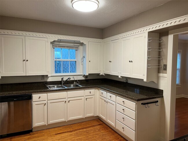 Photo - 2121 Milford St