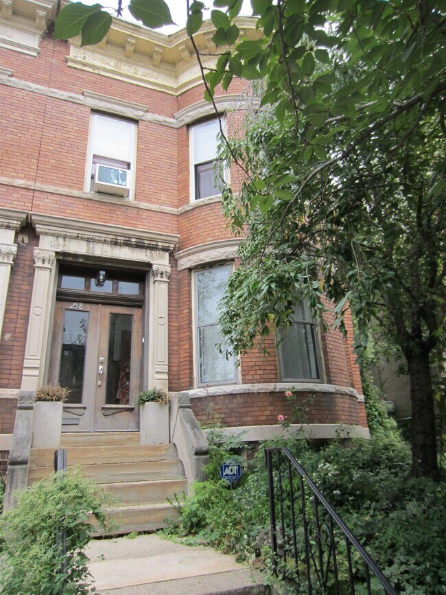 Photo - 258 Woodlawn Ave