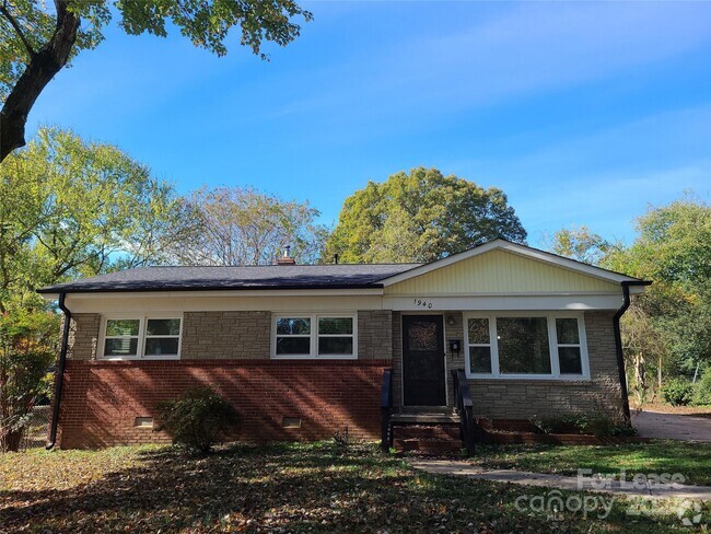 Building Photo - 1940 Woodland Dr Rental