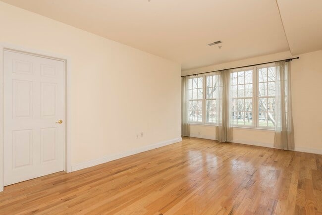 Building Photo - 402 9th St