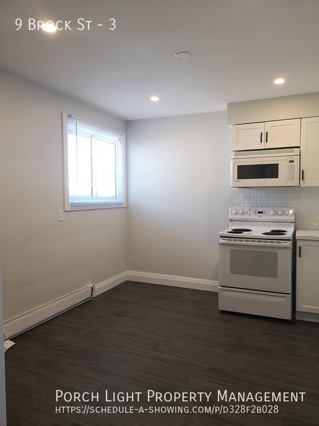 Building Photo - Renovated Two Bedroom in AMAZING Port Dalh... Unit 3
