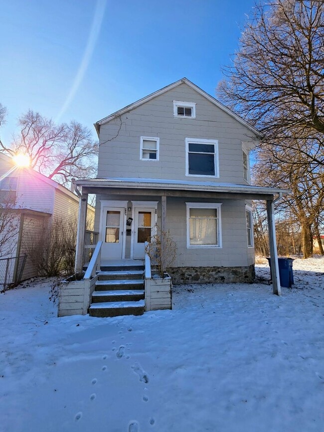 Building Photo - 98 E Van Buren St Unit Van Buren 98 1/2