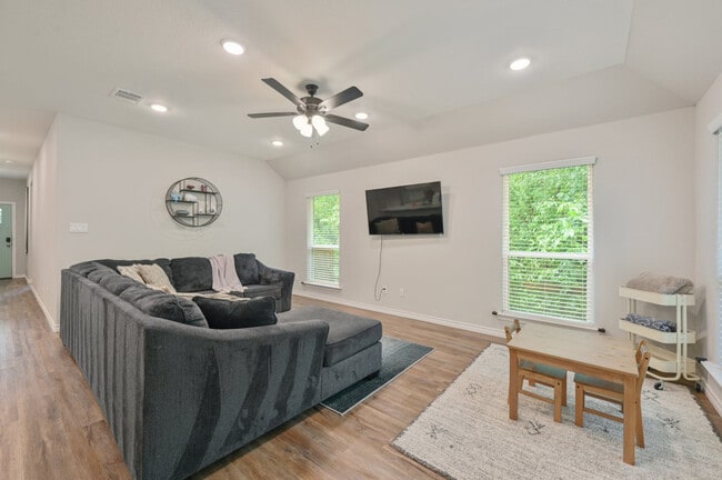 Building Photo - 3824 Springfield Dr Unit ID1328078P