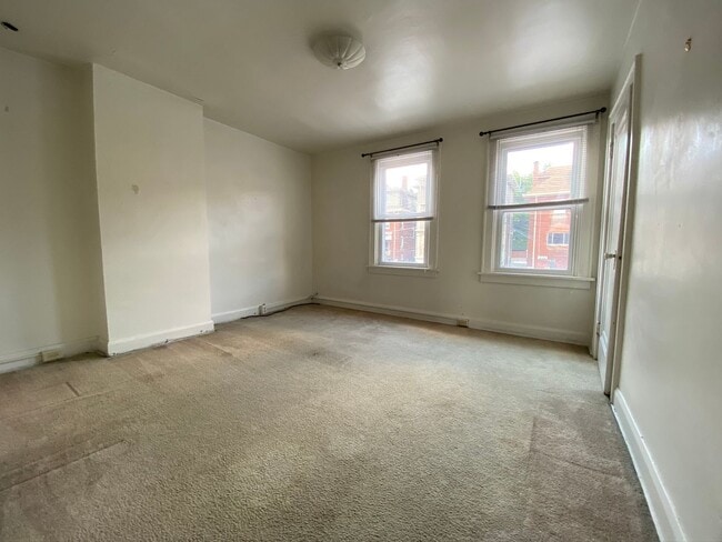 Photo - Stunning Two Bedroom Apartment in Oakland! Washer & Dryer Hook-Ups in Basement! Call Today!
